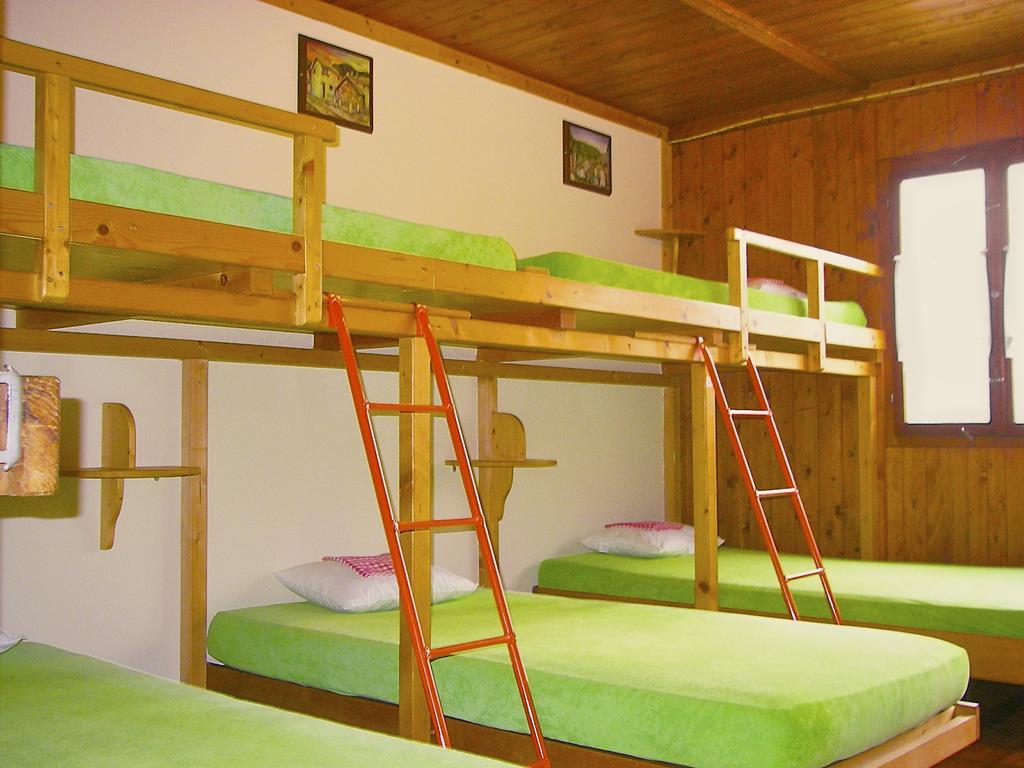 Baracca Backpacker Hostel Aurigeno Kamer foto